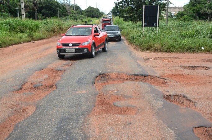 1_buracos_e_mato_alto_atrapalha_motorista_na_brr_135_estiva__foto_honorio_moreira5419__65_-251217